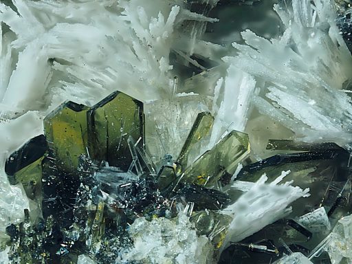 Pyroxen xx + Calcit xx Graulei bei bei Hillesheim in der Eifel Pyroxen xx + Calcit xx Graulei bei bei Hillesheim in der Eifel